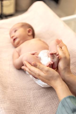 parent-holding-hands-feet-newborn-baby-mom-holding-baby-feet